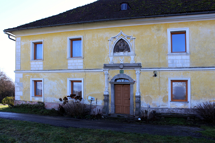 Tympanon und Wasserspender- Haus Brunner