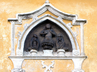 Tympanon und Wasserspender- Haus Brunner