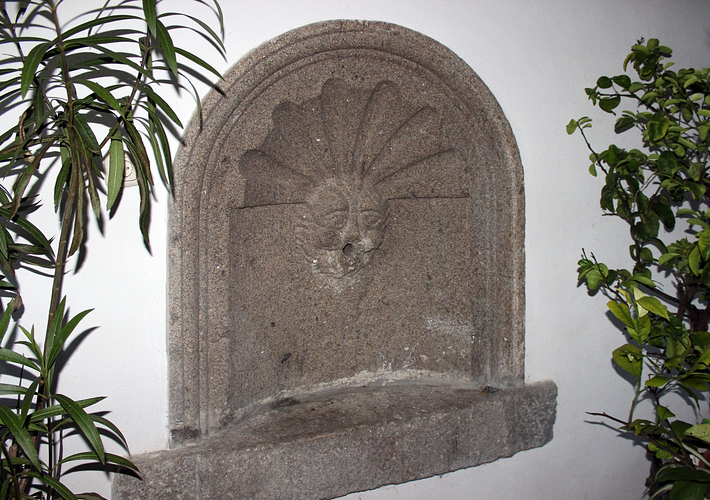 Tympanon und Wasserspender- Haus Brunner