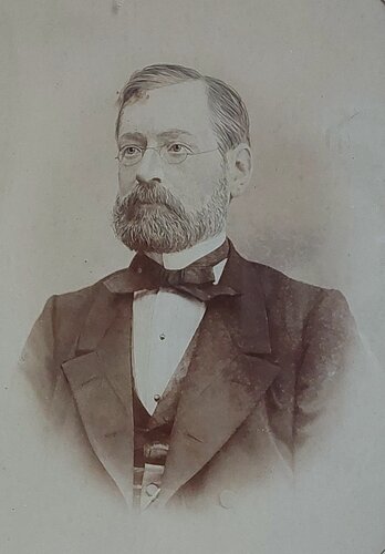 Kapelle mit Gruft-ehemalige Vargesvilla