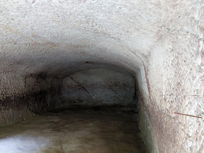 Sandkeller-Felsenwohnungen-Erdställe