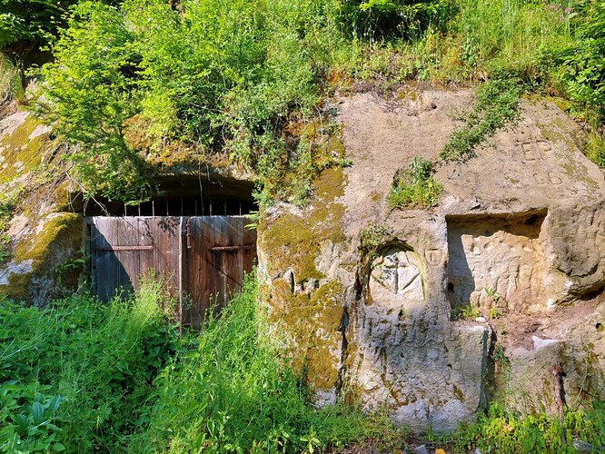 Sandkeller-Felsenwohnungen-Erdställe