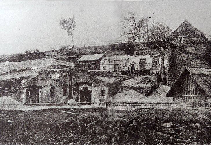 Sandkeller-Felsenwohnungen-Erdställe