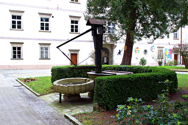 Klostergarten-Ziehbrunnen im Hof