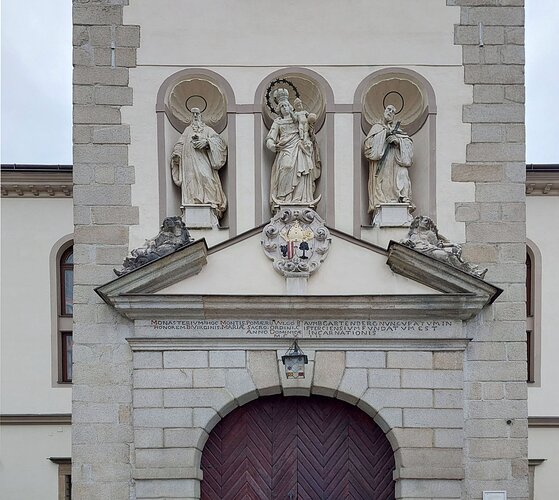 Kloster-Pforte mit Klosterturm 