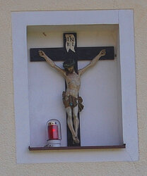 Kren Mauernischen Kreuz und Hausbild