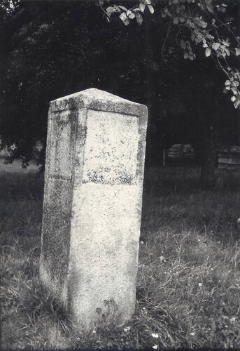 Grenzstein an der Straßenkreuzung in Pasching