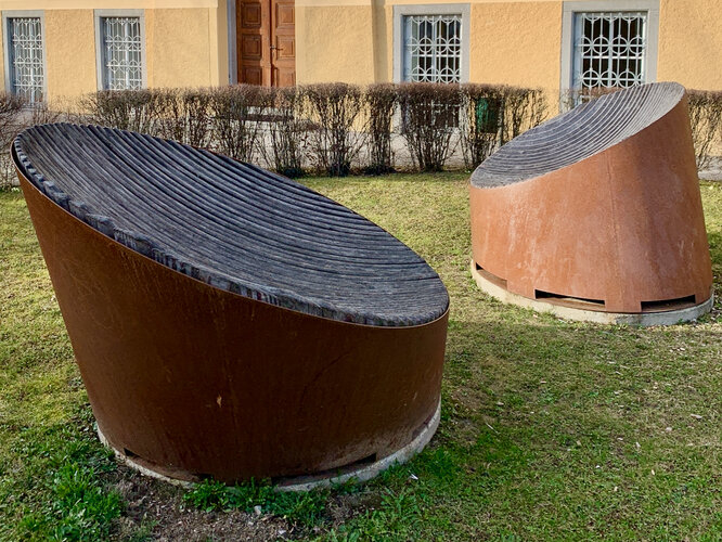 Kunstobjekt Sesselpaar Mittelschule Zentrumv