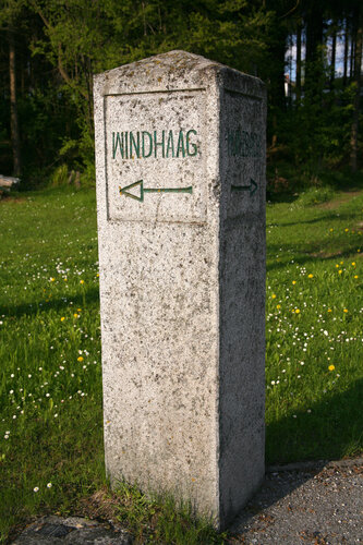 Grenzstein an der Straßenkreuzung in Pasching