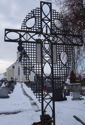 Priesterkreuz am Friedhof