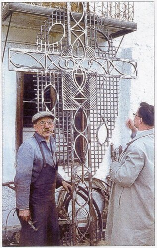 Priesterkreuz am Friedhof