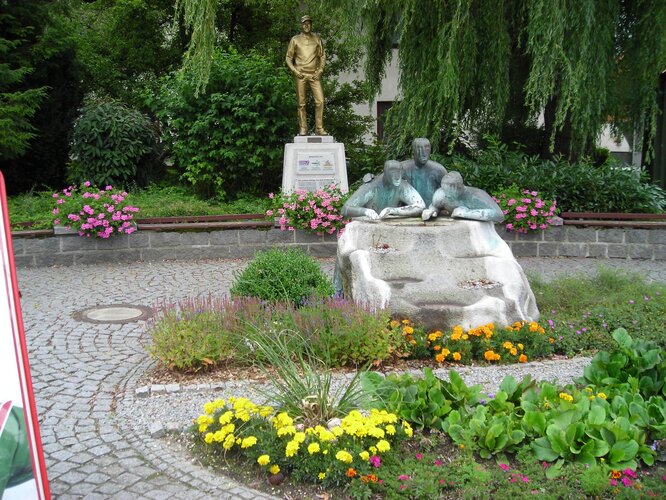 Dorfbrunnen und Brunnenfigur