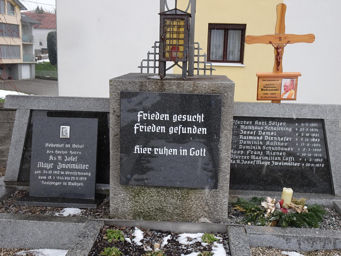 Priesterkreuz am Friedhof