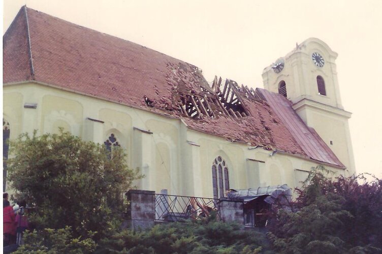 Friedhofsmauer -Altes Turmkreuz