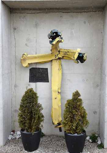 Friedhofsmauer -Altes Turmkreuz