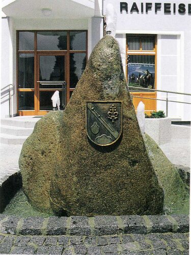 Dorfbrunnen vor Raiffeisenkasse