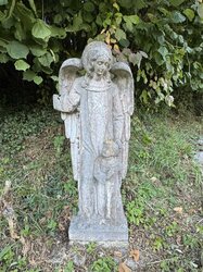 Engel vor Pfarrheim