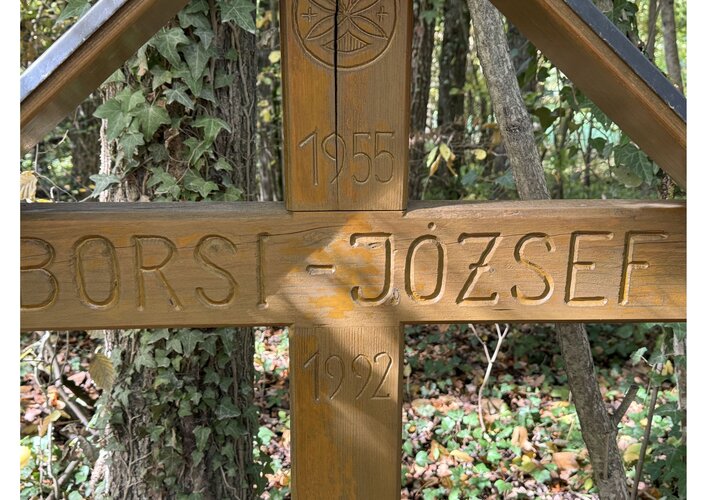 Gedenkkreuz an der Staningerstraße