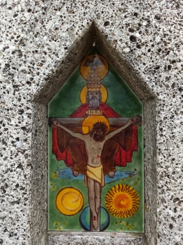 Steinmarterl mit Papstkreuz