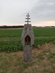 Steinmarterl mit Papstkreuz