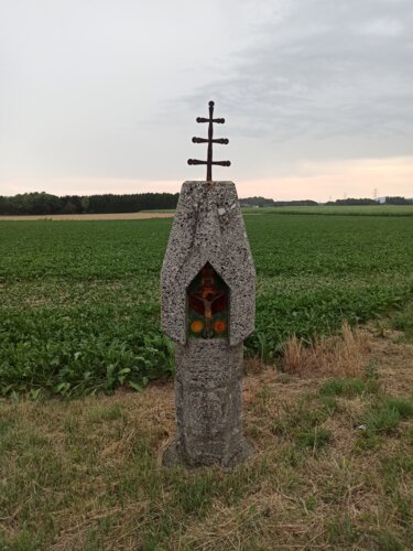 Steinmarterl mit Papstkreuz