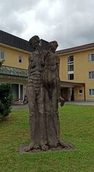 Figurenpaar beim Bezirksaltenheim
