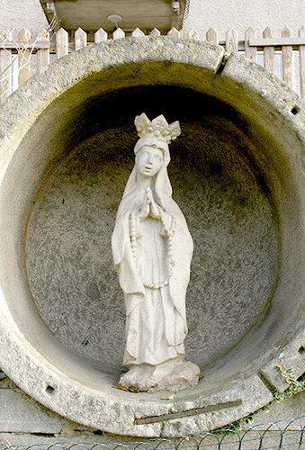 Steinmadonna im Granitbottich