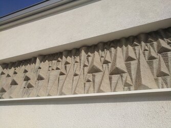 Haus Volksschule - Keilschrift Fries