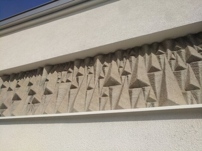 Haus Volksschule - Keilschrift Fries