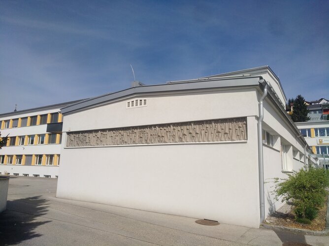 Haus Volksschule - Keilschrift Fries