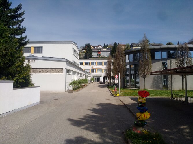 Haus Volksschule - Keilschrift Fries