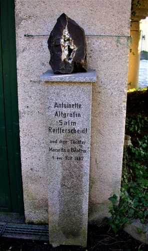 Gedenkstein Altgräfin Antoinette Salm - Reifferscheidt mit Töchter - Wohnhaus Salm