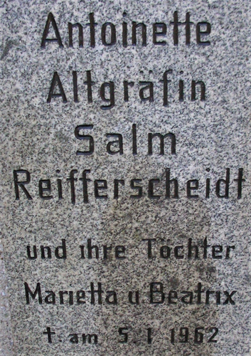 Gedenkstein Altgräfin Antoinette Salm - Reifferscheidt mit Töchter - Wohnhaus Salm