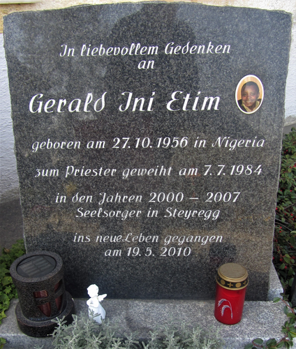 Stadtpfarrkirche 08 - Priestergedenktafel Gerald Ini Etim