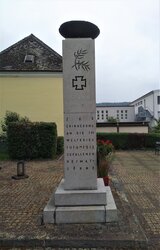 Kriegerdenkmal 1. und 2. Weltkrieg vor Friedhof