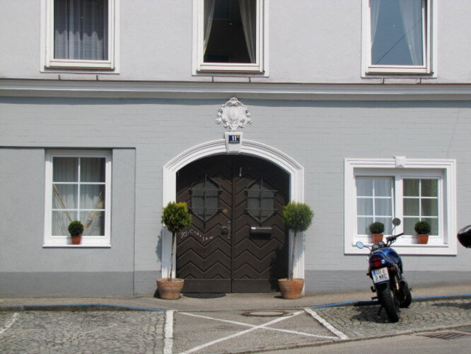 Haus Eder - Hausbild - Tor - Ornamentik