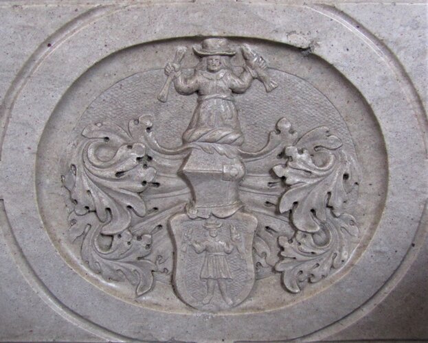 Stadtpfarrkirche - Säule 02 - Grabtafel Franz Schwarzäugl - innen