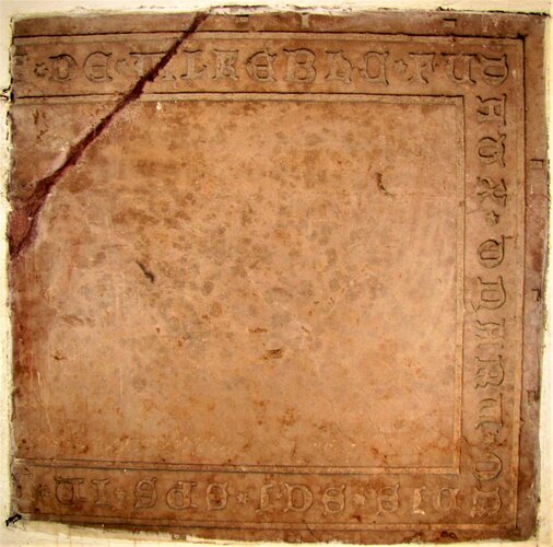 Klosterkirche Pulgarn - Grabplatte Agnes von Falkenberg im Kirchenraum