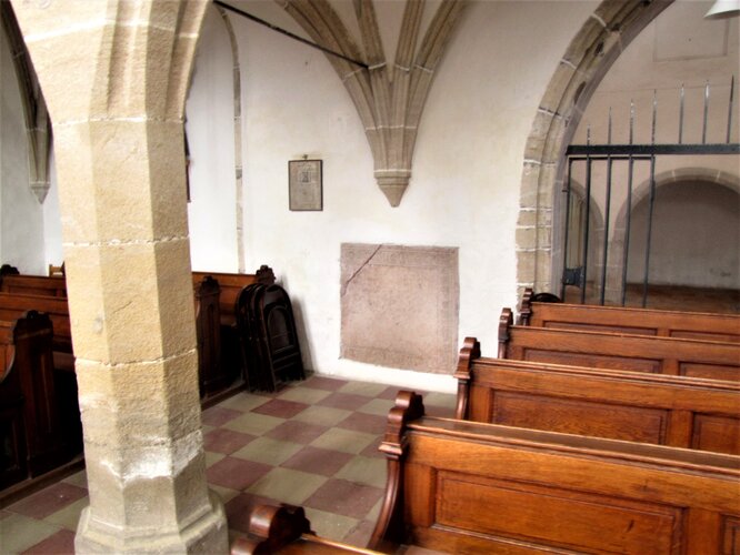 Klosterkirche Pulgarn - Grabplatte Agnes von Falkenberg im Kirchenraum