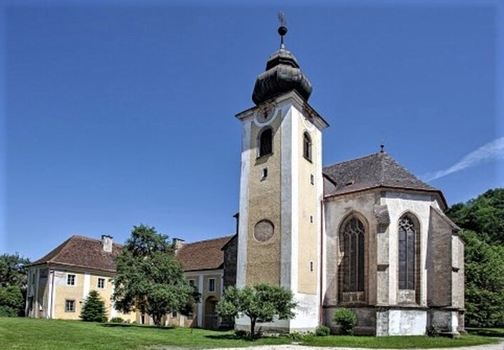 Klosterkirche Pulgarn - Grabplatte Agnes von Falkenberg im Kirchenraum