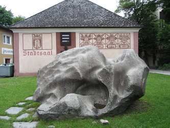 Flussstein vor dem Stadtsaal - abgekommen