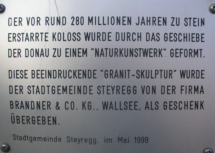 Flussstein vor dem Stadtsaal - abgekommen