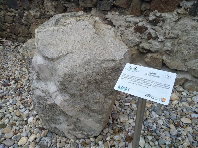 Steingarten Steyregg - (07) Aplit - Gang in Graniten