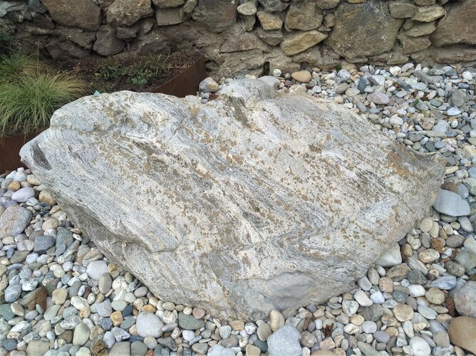 Steingarten Steyregg - (09) Gneis mit aplitischer Bänderung