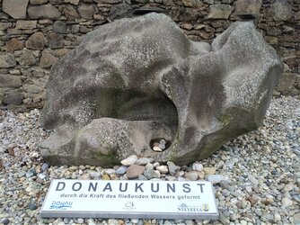 Steingarten Steyregg - (10) "Donaukunst" - Granit