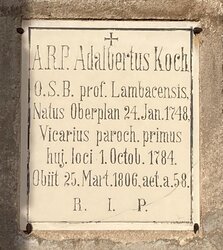 Kirchenmauer - Grabtafel Adalbertus Koch