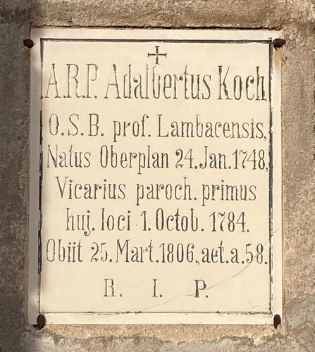 Kirchenmauer - Grabtafel Adalbertus Koch