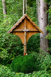 Gedenkkreuz für zwei verunglückte Jugendliche