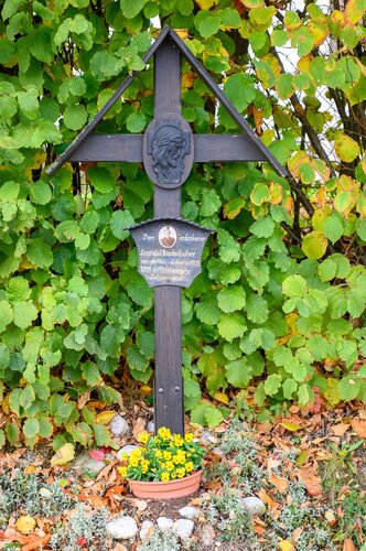Dachkreuz zum Gedenken an Leopold Kastenhuber