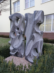 Steinskulptur bei der Raiffeisenkasse